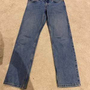 Jeans från weekday i modellen arrow. Storlek 26/32. Klarblå färg
