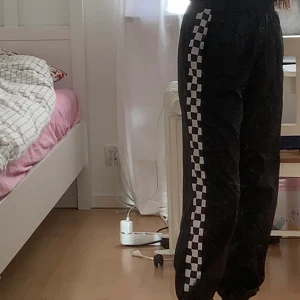 Svarta byxor - Svarta byxor för 20kr. Storlek S. Skriv för fler bilder:) 