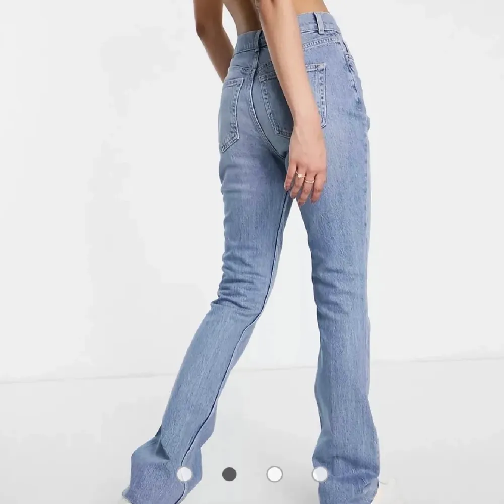 Säljer dessa superfina Jeans från Asos tall som var för stora i midjan för mig, HELT OANVÄNDA. Kan även byta mot liknande jeans fast med mindre midje storlek! Modellen på bilden är 180cm lång. Fraktar samt kan mötas upp i Jönköping 💕. Jeans & Byxor.