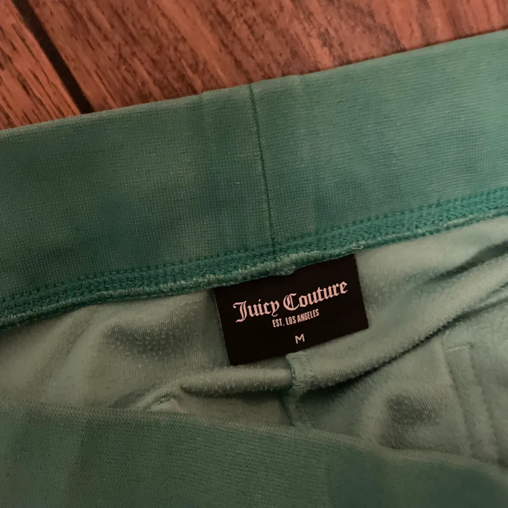 Säljer nu mina skrik gröna juicy couture storlek M då dom är för stora☺️, kontakta för mer bilder och info. Jeans & Byxor.