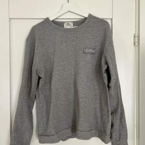 En grå sweatshirt från Ciszere i storlek M. Använd men i bra skick. Köpt för 800kr. 