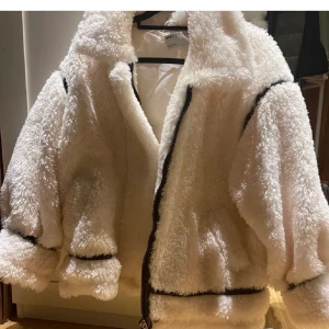 Fluffig vinterjacka  - Superfin vinterjacka i strl 38, oversizad. Frakt + 99 kr ❤️använd men fin skick! 