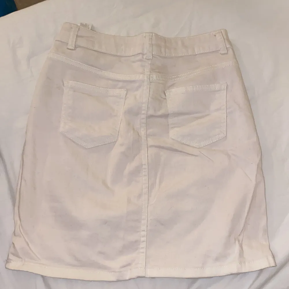 En fin vit kjol i storlek 34 (xs), vilket passar även för s också🤩de fläckar som syns på bilderna kan enkelt tas bort i tvätten.. Kjolar.