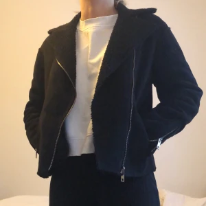H&M jacka  - Svart jacka från H&M med silvriga detaljer. Dragkedjan är trasig och går inte att dra upp hela vägen🧡