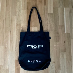 Twenty One Pilots tygväska  - Unik tygväska! Standardmått. Svart med två olika sidor, perfekt när man vill variera sig!