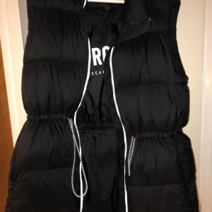 Stronger väst väldigt populär och snygg stl S  - Storlek S Men passar stl M och ev Liten L   Fint använt skick !  Buda inte om du inte vill följ följa köpet ! Betala med swish betalning Tack 