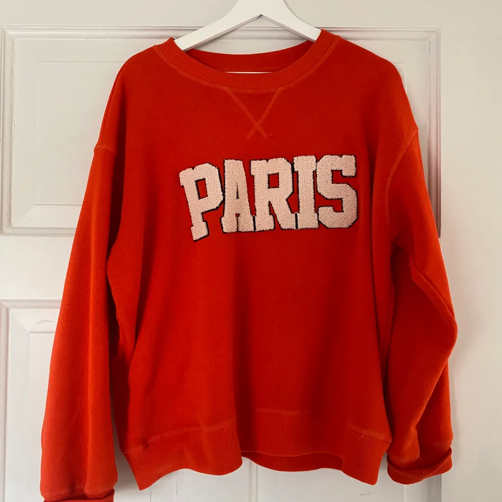 Orange sweater från hm med Paristryck!. Tröjor & Koftor.