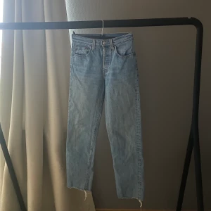 Levis 501  - Levis 501 Jeans Dam. Knappt använda, säljer för att dom är för små. Storlek; W:24 L:28 