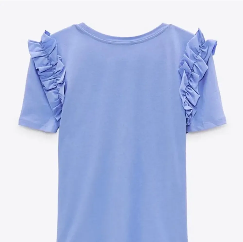 Säljer denna väldigt fina tröjan ifrån Zara som inte kommer till andvänding 💋 andvänd ungefär 3 gånger förra året. Hör av dig om du har förslag om pris. Toppar.