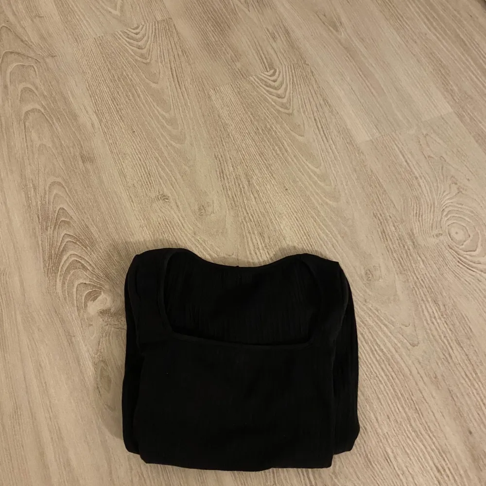 Säljer denna svarta långärmade tröja ifrån SHEIN då jag fick dubbelt. Den har bara legat i min garderob utan att ha andvänds. Den är i storlek S och passar perfekt till dem som brukar ha Xs-m då den är ganska stretchig❤️. Tröjor & Koftor.