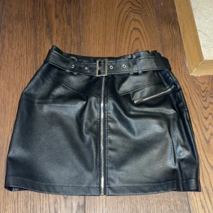 Skinnkjol - Svart skinnkjol från Missguided, några små defekter på bältet som hör till. Storlek 38, 100kr+frakt 