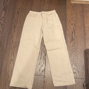 Jeans - Beiga jeans från Shein, vida nertill. Storlek M. 40kr+frakt