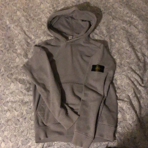 STON ISLAND  - STON ISLAND HOODIE JUNIOR NY PRIS 2000kr MIT PRIS 500 KÖPAREN BETALAR FRAKT