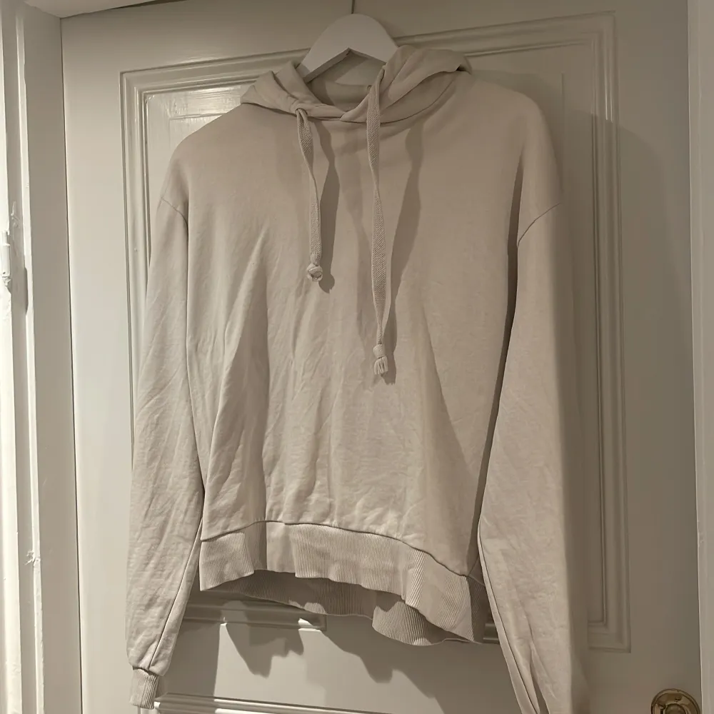 Beige/vit hoodie från Na-Kd, storlek M, 100kr+frakt . Hoodies.