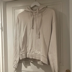Na-Kd hoodie - Beige/vit hoodie från Na-Kd, storlek M, 100kr+frakt 
