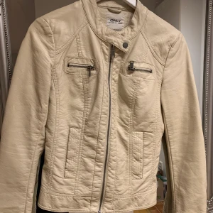 Skinnjacka  - Skinnjacka i Storlek xs