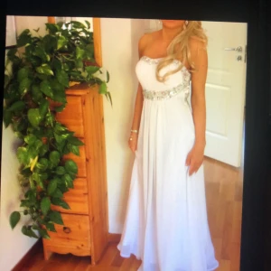 Balklänning - En vit balklänning uppsydd för mig som är 160 ungefär. Storlek = 0 vilket motsvarar XS 