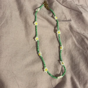 Halsband - Halsband med blommor på, jättefint och bara använt 1-2 ggr