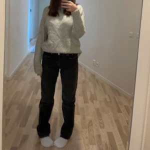 Jeans  - Säljer dom här jätte fina mid rise  jeansen pågrund av att dom har blivit för små för mig. Köpta från zara💖