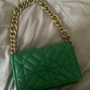 Grön väska - Superfin slutsåld väska från zara. Ca 23 cm bred och 16 cm hög. Får plats med mycket i den, inga skador eller tecken på användning💕