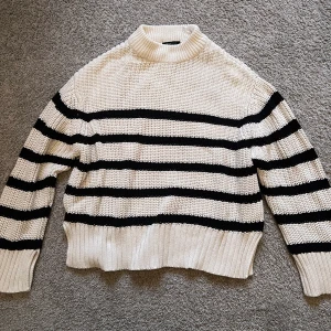Randig stickad tröja - Säljer denna fina randiga stickade tröja från Gina Tricot då den inte kommer till användning längre, helt slutsåld och nypris 399 kr💕