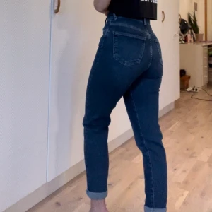 Jeans från Gina, strl 36 - Ett par oanvända jeans från Gina Tricot. Endast testade och sen legat i garderoben. Stretchiga och sköna! 💕