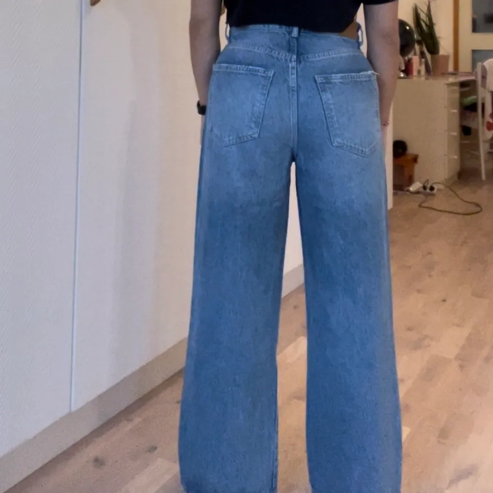 Jeans från Gina Tricot, modell Idun Petite. Strl 38. Utan stretch. Använda ett fåtal gånger. För referens är jag 163 cm. 💗 frakt tillkommer alltid!. Jeans & Byxor.