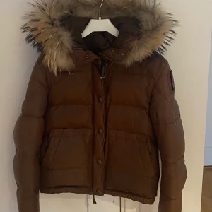 Parajumpers jacka - Säljer min parajumpers-vinterjacka som tyvärr blivit för liten! Noggrann använd. Äkta lammskinn och päls. Originalpris ca. 12 000 kr.  Märket är avtagbart på armen och äkthetsbevis finns även med kod inne i jackans lapp. Kontakta för mer info!💕💕💕