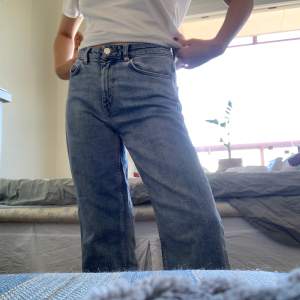 Supersnygga jeans från Carin Wester!! Storlek 36 men jag som bär oftast 34 kan ha dem! 💙