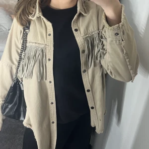 Beige zara jacka  - Säljer denna superfina jackan från zara❤️