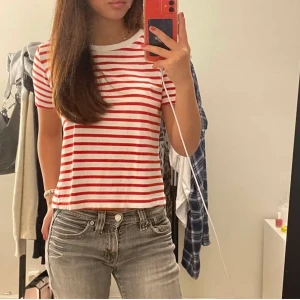 Randiga tröjor - Säljer två jätte fina randiga tröjor från zara, en svart och en röd, 1 kostar 30kr och om man köper båda så kostar de 55❤️ första bilden är lånad men dom sitter precis likadant ❤️ dom är väldigt skrynkliga då dom bara legat i min gaderob, använda cirka 1 gång ❤️ om de är något så är de bara att skeica i privat 💕 frakt tillkommer ❤️