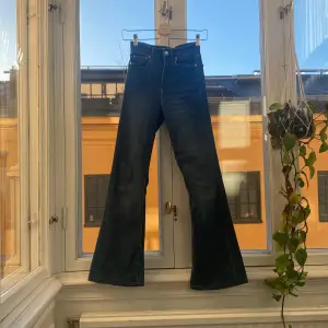 Jättefina bootcut jeans från Pull&Bear. Bra skick och använd fåtal gånger. Säljer pga för liten storlek.