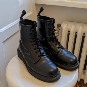 Dr Martens 1460 strl 40 helsvarta! - Jättefina kängor från Dr Martens. En klassiker! Strl 40.                          Närmaste t bana är tekniska högskolan