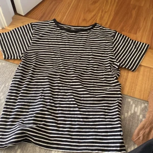 T-shirt - Randig t-shirt från Cubus 