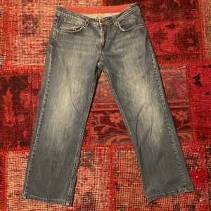 Breda vintage jeans - Sjukt breda och snygga vintage jeans, dom har en svin cool färg och passform och tvär ballt med den rosa röda tyget på insidan (skriv för mer info!!)