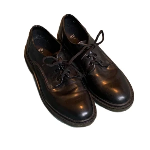 Svarta skor - Snygga svarta derbyskor köpta secondhand. Storlek 44. Bra skick