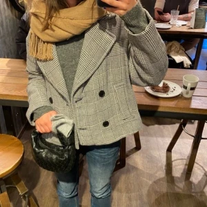 Jacka från zara - Kort höst kappa/jacka från zara, storlek s, använd fåtal gånger!🙌🏼