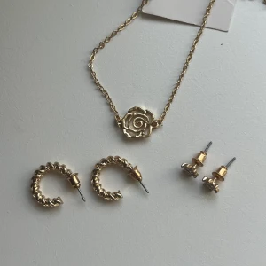 Smycke set  - Jätte fina guldiga (ej äkta) aldrig använda smycken. Ett armband & två par öronhängen.