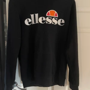 Ellesse hoodie - En ellesse hoodie nästan aldrig använd så det är mycket bra skick.