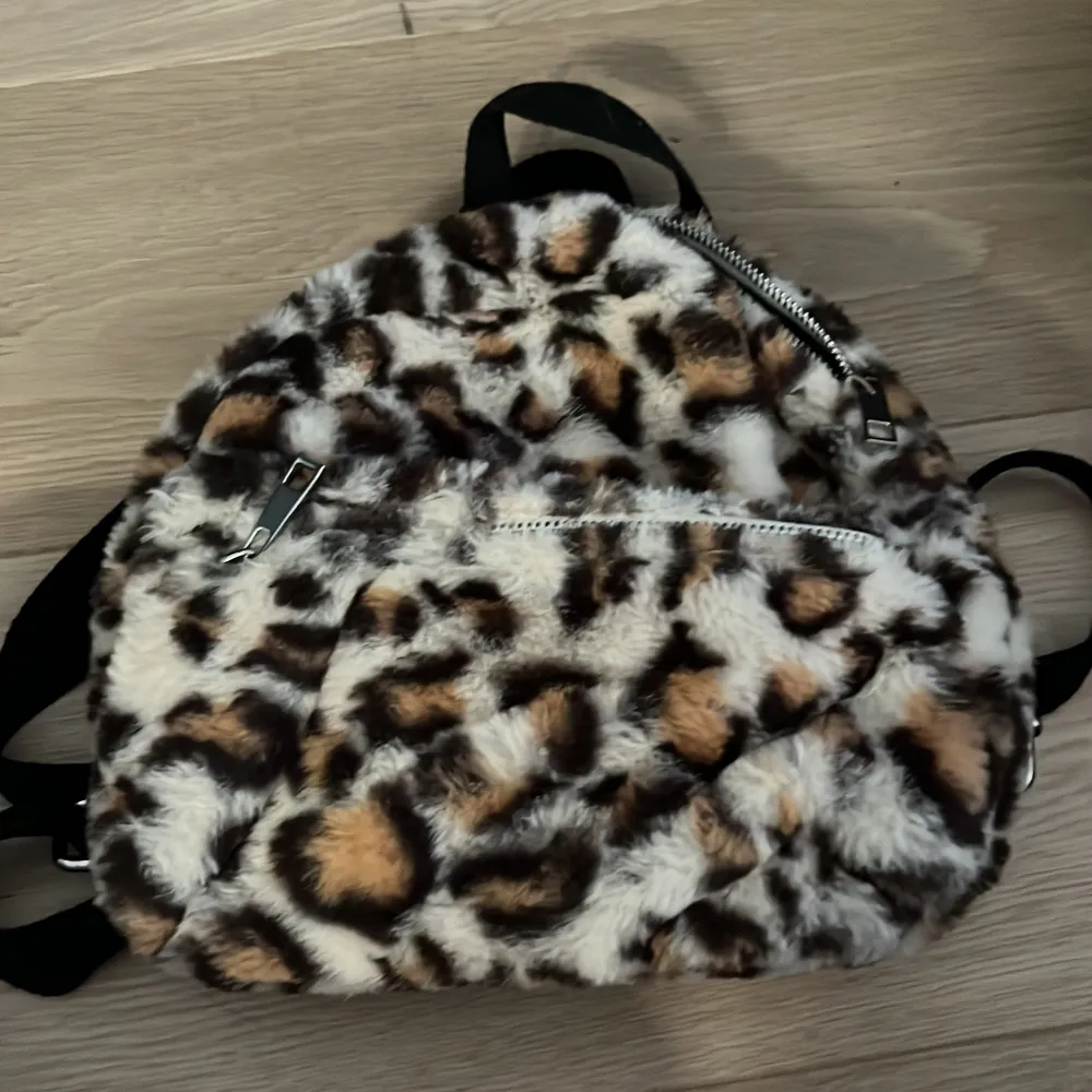 Såååå söt ryggsäck i leopardmönster från Subdued🤍🥺 Den har ett ytterfack och ett innerfack inuti det största facket! Justerbara axelband! . Väskor.