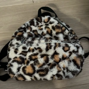 Mini ryggsäck - Såååå söt ryggsäck i leopardmönster från Subdued🤍🥺 Den har ett ytterfack och ett innerfack inuti det största facket! Justerbara axelband! 