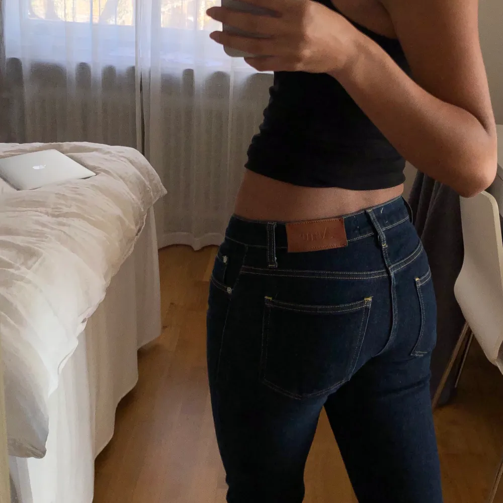 Mörk blåa acne jeans i toppen skick som inte kommer till användning. För långa på mig som är ca 170, skriv för fler bilder😊💕. Jeans & Byxor.