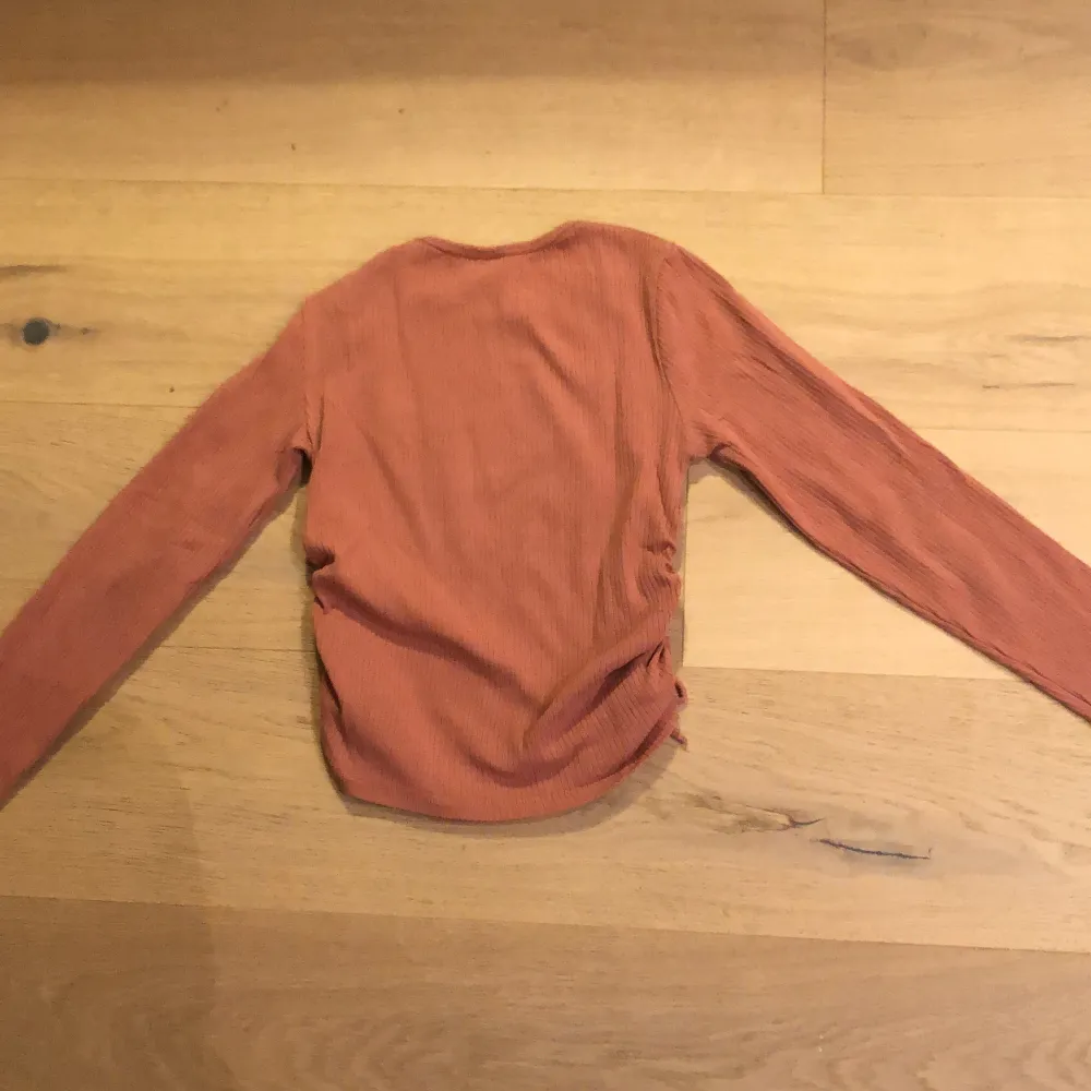 Rosa långärmad tröja med rosetter på sidan! Inkluderar ej frakt eller Swish . Tröjor & Koftor.