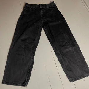 Jeans - Svarta baggy jeans från Weekday 🖤   Midjemått omkrets 80 cm Innerben 70 cm Benöppning omkrets 42 cm
