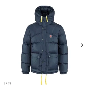 Fjällräven jacka  - Mörkblå fjällräven jacka, kommer inte till använding. Bra skick och man får även med extra gula detaljer 