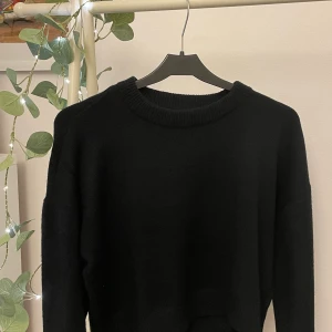 Stickad tröja - Säljer denna fina tröja eftersom den tyvärr inte kommer till användning. Använd två gånger, men i bra skick. Nypris: 299kr men säljer den för 100kr!!💗 I storlek Xs. Skriv för fler bilder☺️🙌🏼