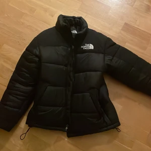 North face puffer jacka - Storlek S, knappt använd, hör av dig vid några frågor