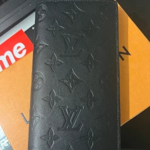 Louis vuitton plånbok äkta läder - Supersnygg Lv plånbok som jag köpte i Lv butik i Stockholm för ett år sen, plånboken är knappt använd och kan fraktas inom hela Sverige. Kvitto finns tyvärr inte men lådan finns frf kvar. För mer information var vänlig och kontakta mig. Mvh Adrian