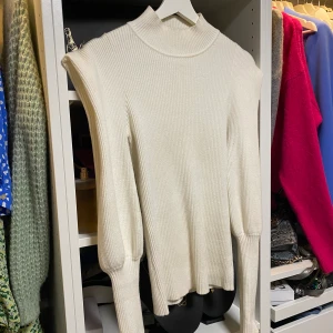 Tröja med fuffig Axel  - Tröja från NA-KD endast använd fåtal gånger 