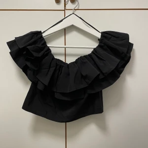 Offshoulder top  - Fin offshouldertopp från ginatricot! Väldigt söt och snygg topp! Har en diskret dragkedja i sidan. Slutar ungefär där ett par högmidjade byxor börjar. Använd ca 1-3 gånger så i väldigt fint skick.